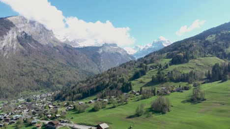 Atemberaubende-Drohnenaufnahmen-Von-Alpinen-Bergen,-Wäldern-Und-Wasserfällen