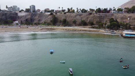 Video-De-Drones-De-Barcos-De-Pesca-En-El-Océano,-Y-Drones-Vuelan-Lentamente-Hacia-La-Orilla