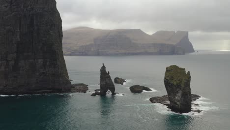 Riesige-Meeresstapel-Von-Risin-Und-Kellingin-An-Der-Nordküste-Der-Insel-Eysturoy-Auf-Den-Färöer-Inseln