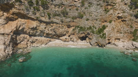 5k-Drohnenantenne-über-Felsigen-Küstenklippen-Mit-Klarem-Türkisfarbenem-Meer-In-Dubrovnik,-Kroatien