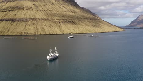 Barcos-De-Pesca-En-Las-Piscifactorías-Cerca-De-La-Ciudad-De-Klaksvik-Con-La-Isla-Kunoy-En-Las-Islas-Feroe