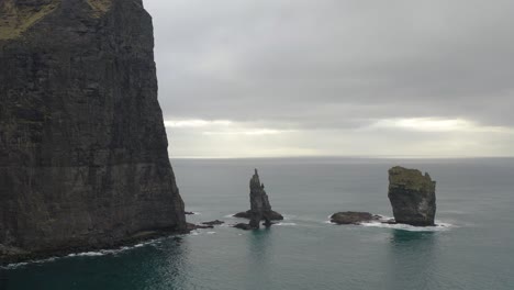 Risinn-Og-Kerlingin-Sea-Stacks-Gegen-Düsteren-Himmel-An-Der-Nordküste-Der-Insel-Eysturoy-Auf-Den-Färöer-Inseln