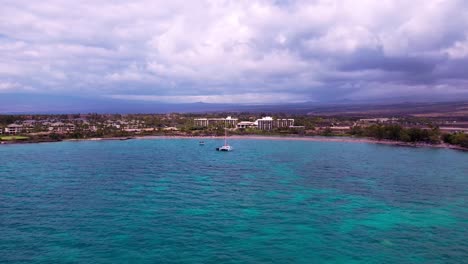 Luftzeitraffer-über-Blauem-Ozean-In-Richtung-Strandresort-In-Hawaii,-Drohne