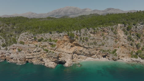 Drone-Aéreo-De-5k-Sobre-Acantilados-Junto-Al-Mar-Y-Océano-Turquesa-En-Dubrovnik,-Croacia