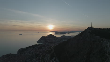 Noch-5k-Antenne-über-Dunkler-Altstadt-Von-Dubrovnik-Im-Schatten-Vom-Sonnenuntergang-Sonnenuntergang-über-Dem-Meereshorizont-In-Kroatien