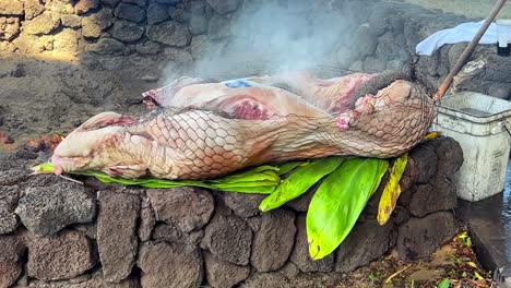 Ein-Kalua-Schwein-Voller-Heißer-Steine,-Bereit-Zum-Räuchern-Im-Imu-Bei-Einem-Traditionellen-Hawaiianischen-Luau