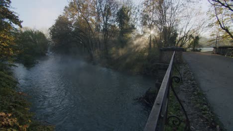 Die-Erste-Sonne-Scheint-An-Einem-Kalten-Herbstmorgen-Durch-Die-Bäume-Am-Fluss-Lambro-In-Italien