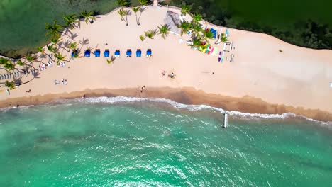 Luftaufnahme-Von-Oben-Nach-Unten-über-Dem-Paradies-Anaehoomalu-Bay-Tropisches-Hawaiianisches-Türkisfarbenes-Meer-Und-Goldener-Sandstrand