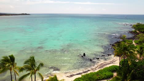 Ein-Paradiesischer-Tropischer-Strand-Mit-Palmen,-Dann-Ein-Türkisfarbener-Ozean-Mit-Erstaunlich-Klarem-Wasser---Luftüberführung