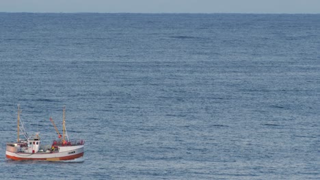 Kleines-Fischerboot,-Das-Auf-Einem-Offenen-Meer-Im-Norden-Norwegens-Segelt,-Zeitlupe-Mit-60-Bildern-Pro-Sekunde