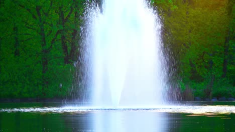 Wasserfall-Sonnenlicht-Spritzen-Natur-Bäume,-Blumen,-Zweige,-Schöne-Grünliche-Pflanzen-Im-Pildammsparken-Malmö-Schweden