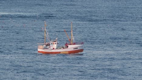 Pequeño-Barco-De-Pesca-Blanco-Navegando-En-Un-Mar-Abierto-Del-Norte-De-Noruega,-Cámara-Lenta-De-60-Fps
