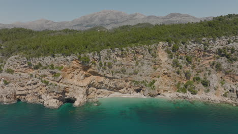 Acantilados-Escénicos-Junto-Al-Mar-Y-Mar-Turquesa-En-La-Costa-Dálmata-En-Dubrovnik,-Croacia,-Drone-Aéreo-De-5k
