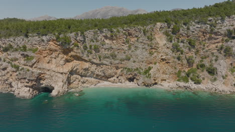 Antena-5k-Drone-Sobrevuelo-Aislado-Acantilado-Playa-Con-Mar-Turquesa-Claro-En-Dubrovnik,-Croacia
