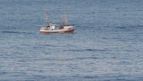 Weißes-Fischerboot,-Das-Auf-Einem-Offenen-Meer-Im-Norden-Norwegens-Segelt,-Zeitlupe-Mit-60-Bildern-Pro-Sekunde