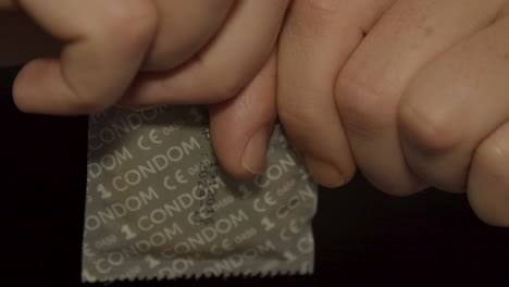 Hände-öffnen-Kondompaket-Und-Enthüllen-Neues-Kondom