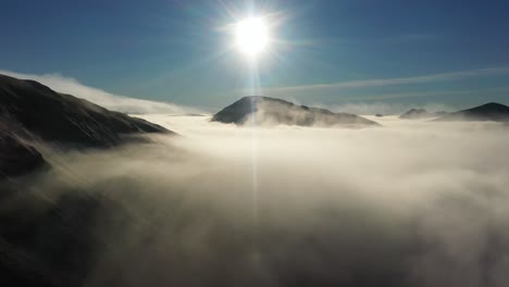 Inversión-De-Nubes-Y-Sol-Sobre-Scottish-Munros,-Gleouraich,-Escocia