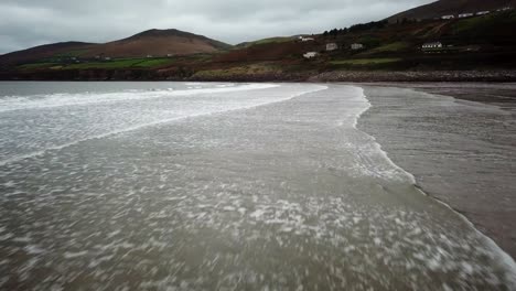 Schnelle-Drohnenansicht-Eines-Irischen-Strandes