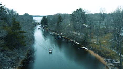 Ein-Kleines-Fischerboot,-Das-Durch-Einen-Nebenfluss-Des-Lake-Michigan-Fährt