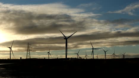 Windkraftanlagen-Mit-Stimmungsvollem-Himmel,-Caithness,-Schottland