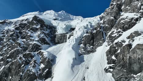 Cascada-De-Hielo-De-Un-Glaciar-En-Los-Alpes-Italianos