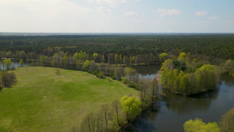 Malerisch-Von-Einem-See-Umgeben-Von-Grüner-Landschaft-Im-Stadtpark-Myslecinek-In-Polen