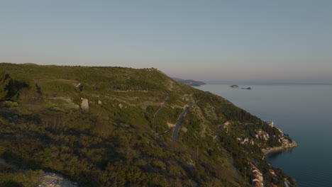 Antena-5k-Drone-Sobrevuelo-Escénica-Carretera-Con-Vista-Al-Mar-En-La-Ladera-De-La-Montaña-Europea-En-Dubrovnik,-Croacia