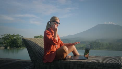 Mujer-Ejecutiva-De-Negocios-Sentada-En-La-Piscina-Infinita-Mientras-Realiza-Una-Importante-Llamada-De-Ventas,-Bali