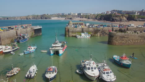 Dock-Ships-In-Newquay-Harbour-During-Low-Tide-In-Cornwall,-United-Kingdom