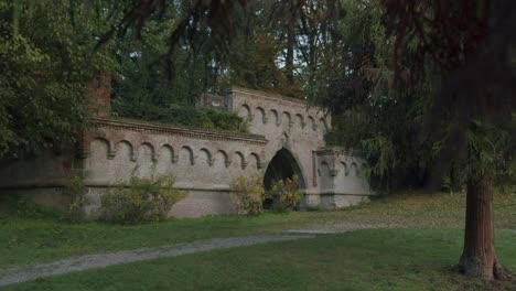 Eine-Gotische-Festung-Im-Park-Von-Monza-In-Italien-An-Einem-Nebligen-Morgen-Im-Herbst