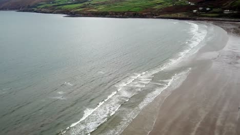 Drohnenansicht-Der-Irischen-Küste,-Die-Aus-Großer-Höhe-Auf-Den-Ozean-Hinunterblickt