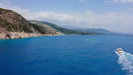 Drohnenschuss,-Der-An-Einem-Sonnigen-Sommertag-über-Die-Albanische-Riviera-Küste-Fliegt