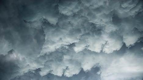 Vista-Desde-Arriba-Tormenta-Y-Nubes-Oscuras-En-Movimiento,-Huracán-Relámpago-4k