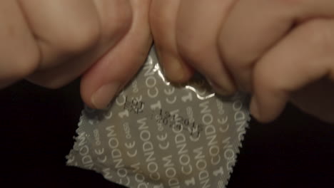 Hände-Kämpfen,-Um-Die-Kondompackung-Zu-öffnen