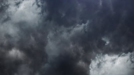 Ver-Tormenta-Dentro-De-Nubes-Oscuras-En-Movimiento,-Relámpago-De-Huracán-4k