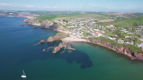 Hope-Cove-Pequeña-Aldea-Costera-De-Devon,-Reino-Unido-Alto-Establecimiento-Shot-Drone-Antena