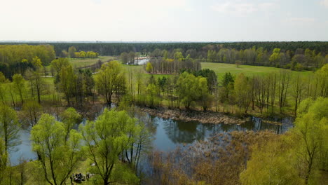 Luftbild-über-Naturparkgebiet-Mit-Seen-Und-Grüner-Wiese-Im-Herbst---Polen,-Europa