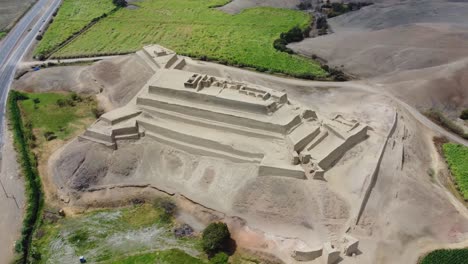 Drohnenvideo-Einer-Alten-Inka-Festung-Neben-Der-Autobahn