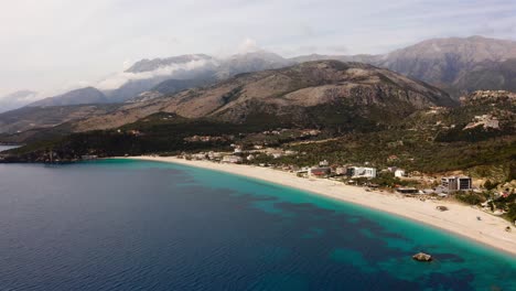 Luftaufnahme-Des-Himare-strandes-An-Der-Küste-Albaniens-Mit-Bergen-Und-Meer