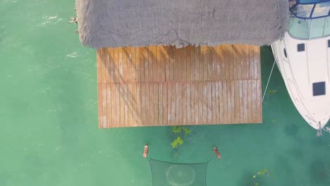 Muelle-En-Laguna-Caribeña,-Aguas-Cristalinas,-Vacaciones-En-Destino-Tropical