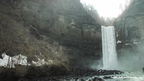 Wunderschöner-Taughannock-Wasserfall-Im-Bundesstaat-New-York-4k
