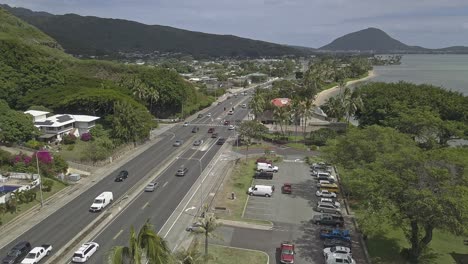 Scenic-Hawaiian-highway-with-traffic-and-tow-truck