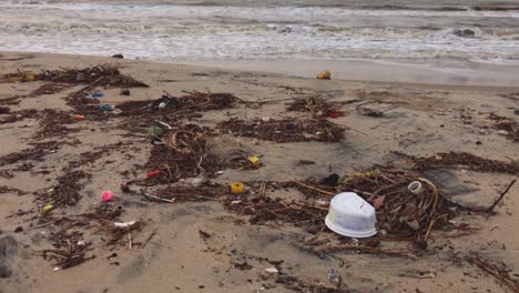 Drift-Müll-An-Einem-Sehr-Verschmutzten-Strand-Der-Karibik
