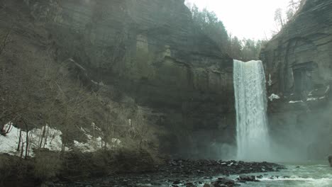 Beautiful-Taughannock-Waterfall-near-Ithaca,-NY-4K