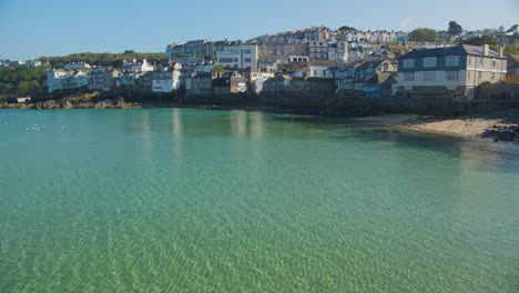 Waterfront-Houses-In-The-Seaside-Town-Of-Saint-Ives-In-Cornwall,-UK-With-Seagulls-On-Clear-Blue-Sea