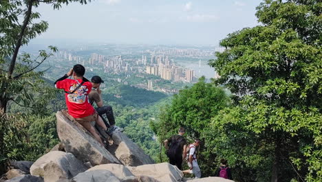 People-climbed-to-the-rocks-at-the-top-of-the-mountain-to-rest-and-watch-the-scenery