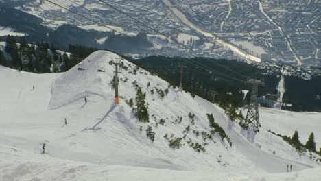 Vansicht-Von-Innsbruck-Vom-Skigebiet-Nordkette,-Mit-Sessellift-Und-Skifahrern