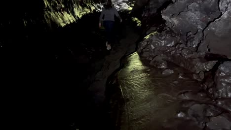 Dama-Caminando-Y-Explorando-La-Cueva-Kaumana-En-Hawaii