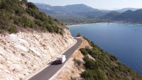 Autocaravana-Conduce-Por-Carretera-Costera-En-Lefkada,-Grecia---Dolly-Siga
