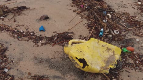 Müll-An-Einem-Sehr-Verschmutzten-Karibikstrand